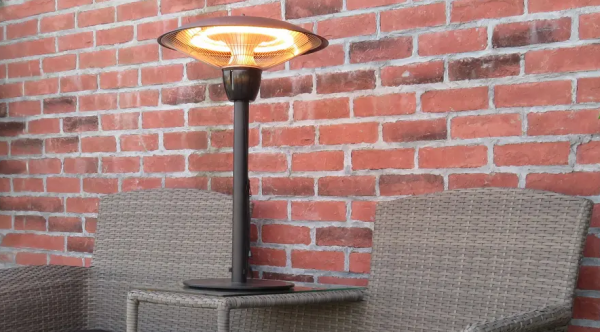 Pemanas Ruangan Terbuka dengan Detail Logam